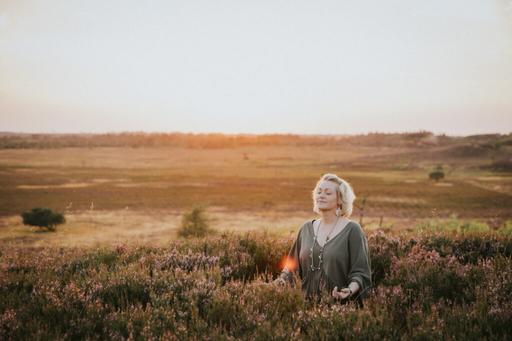 Fotograf Zoey Elinor skaber billeder af shamanistisk praksis med fokus på natur, energi og symbolik.