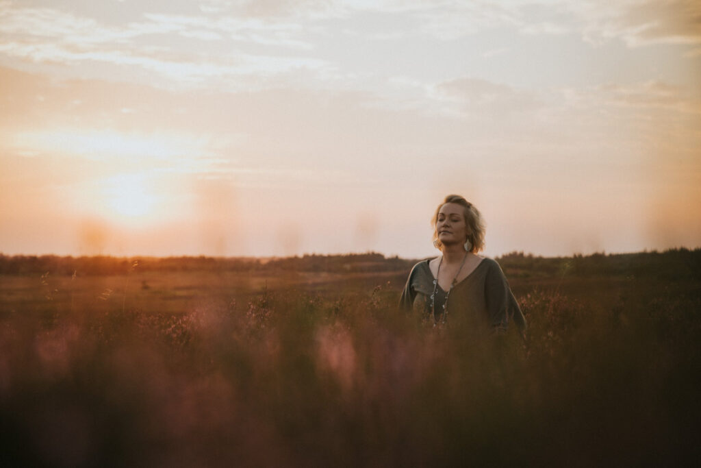 Zoey Elinor fotograferer shamanistiske miljøer med fokus på stemning, balance og energi.