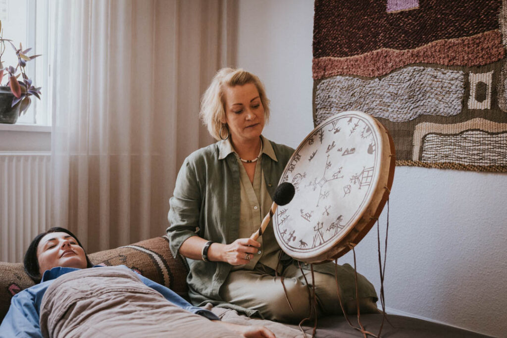 Røg, rytme og ro i et terapeutisk rum inspireret af shamanistiske traditioner.