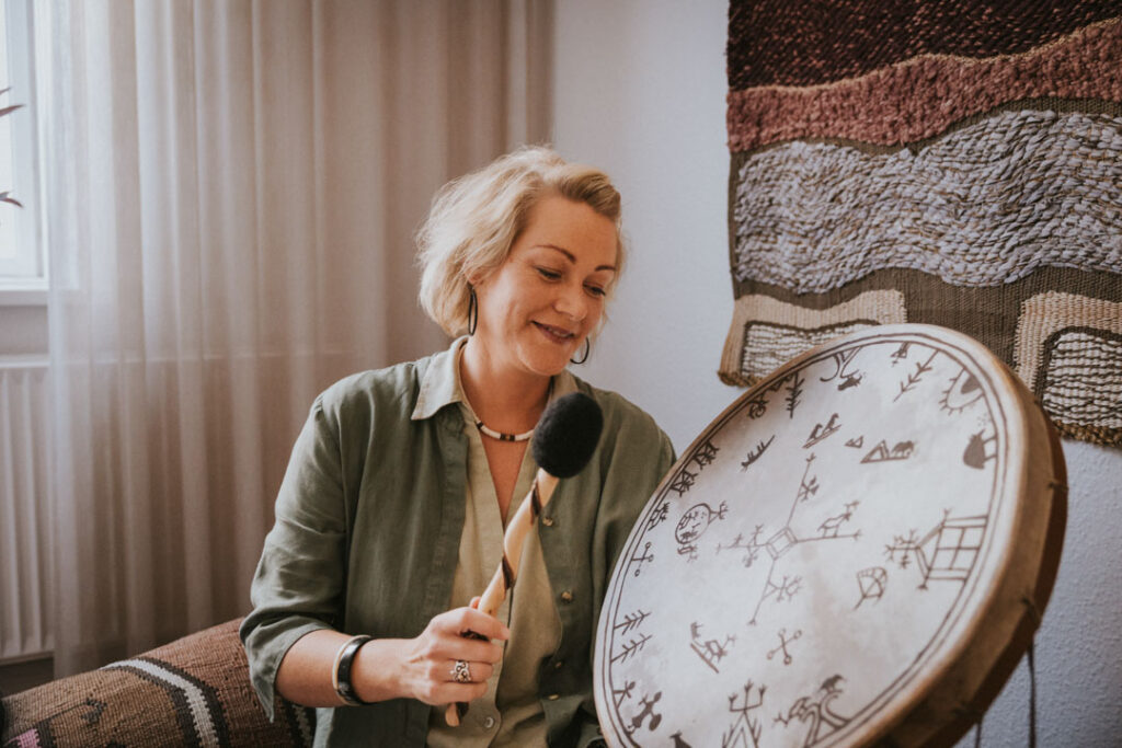 Billeder af shamanistisk praksis, trommehealing
