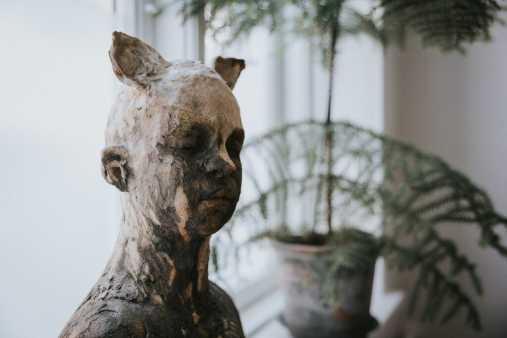 Billeder af kunst artikler er med til at skabe stemning på hjemmesiden.