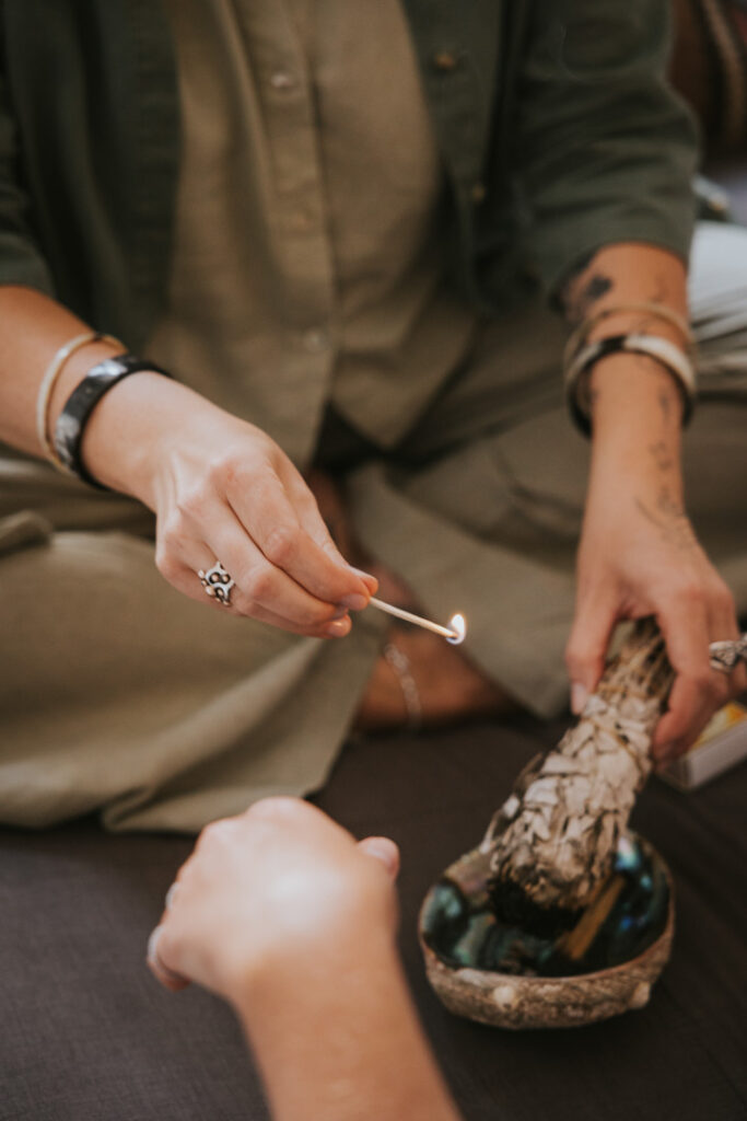 Fotos af en som bruger rensende røg i en shamanistisk session – autentiske billeder af shamanistisk praksis.