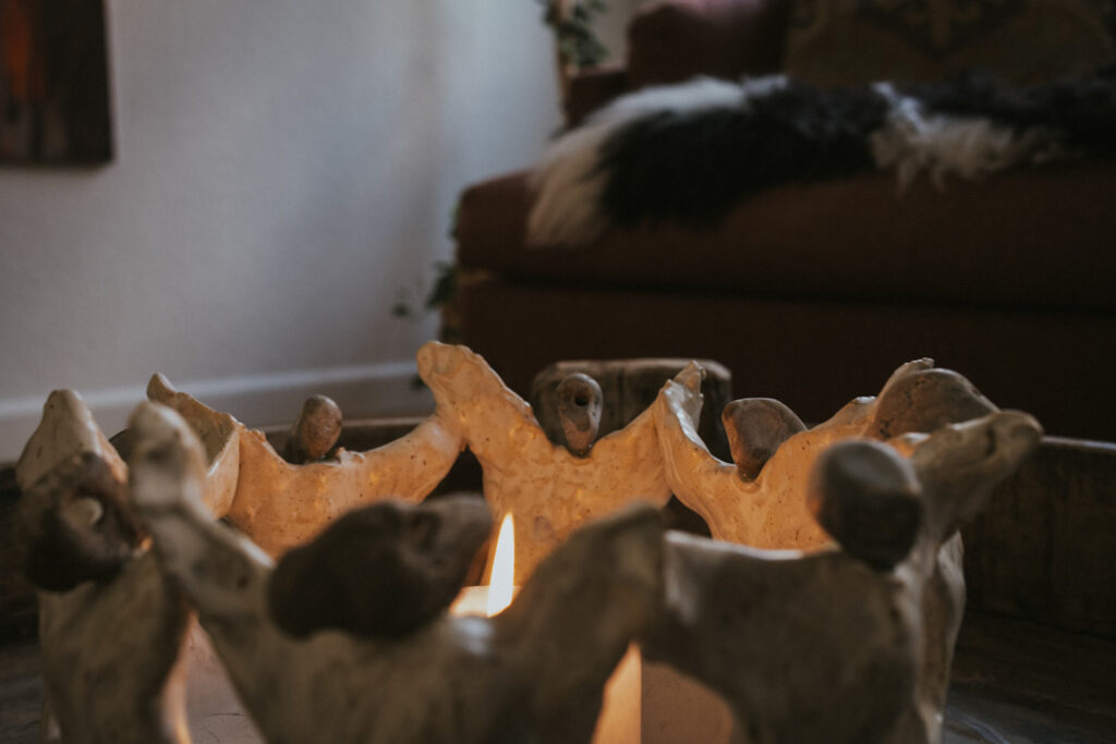 Shamanistisk terapi – fotograferet med fokus på ro, krop og forbindelse.
