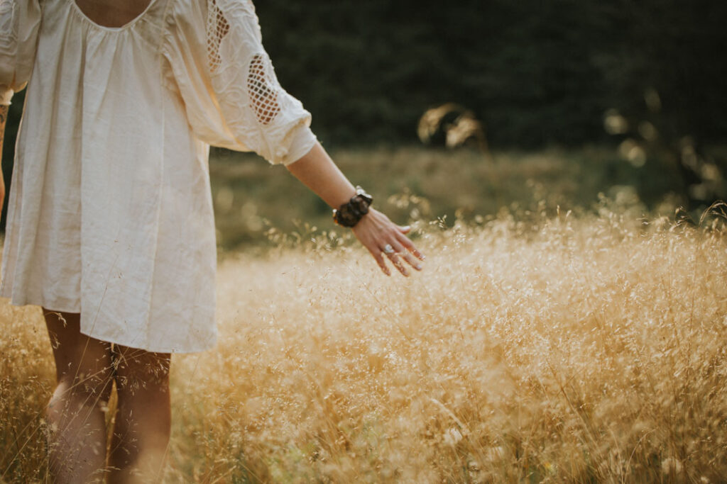 Fotografering i naturen med fokus på ro, bevægelse og forbindelse – skabt af Zoey Elinor.