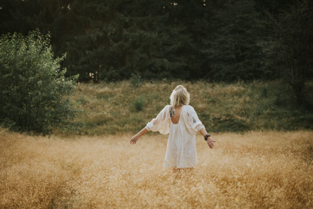 Dans og glæde, Naturlige billeder skabt af fotograf Zoey Elinor, der forener menneske, natur og spirituel praksis.