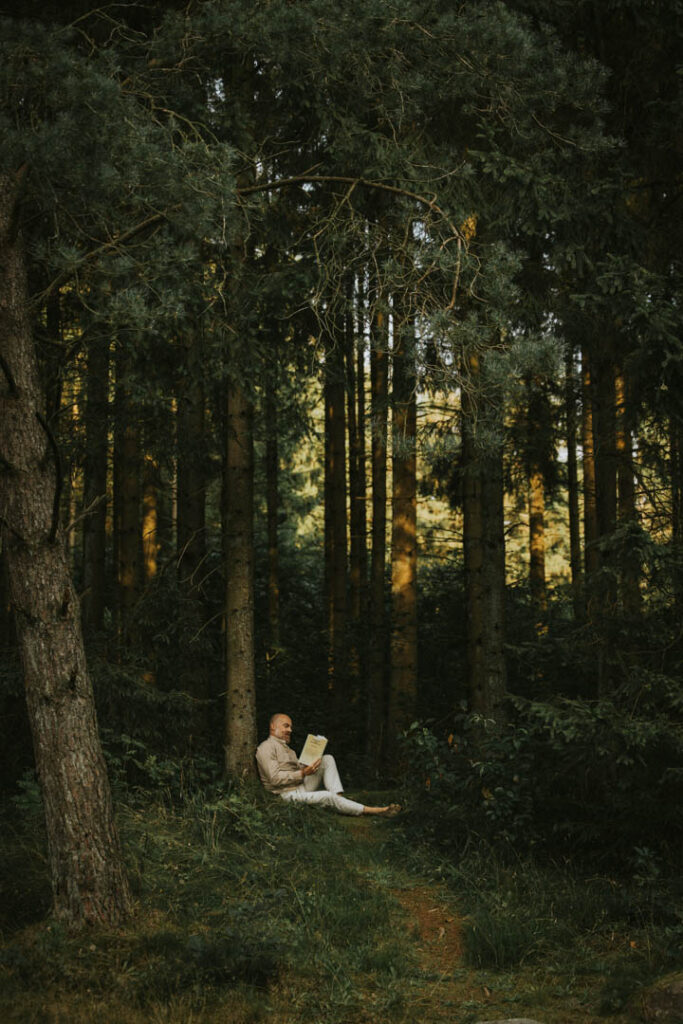Bog af en særlig betydning bliver brugt som rekvisit og symbol. shamanistisk fotografering
