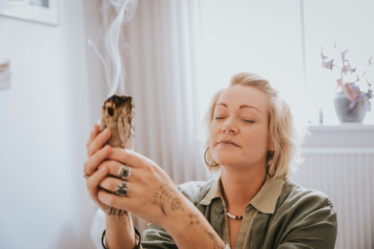 Billeder af shamanistisk praksis, røgelse af salvie