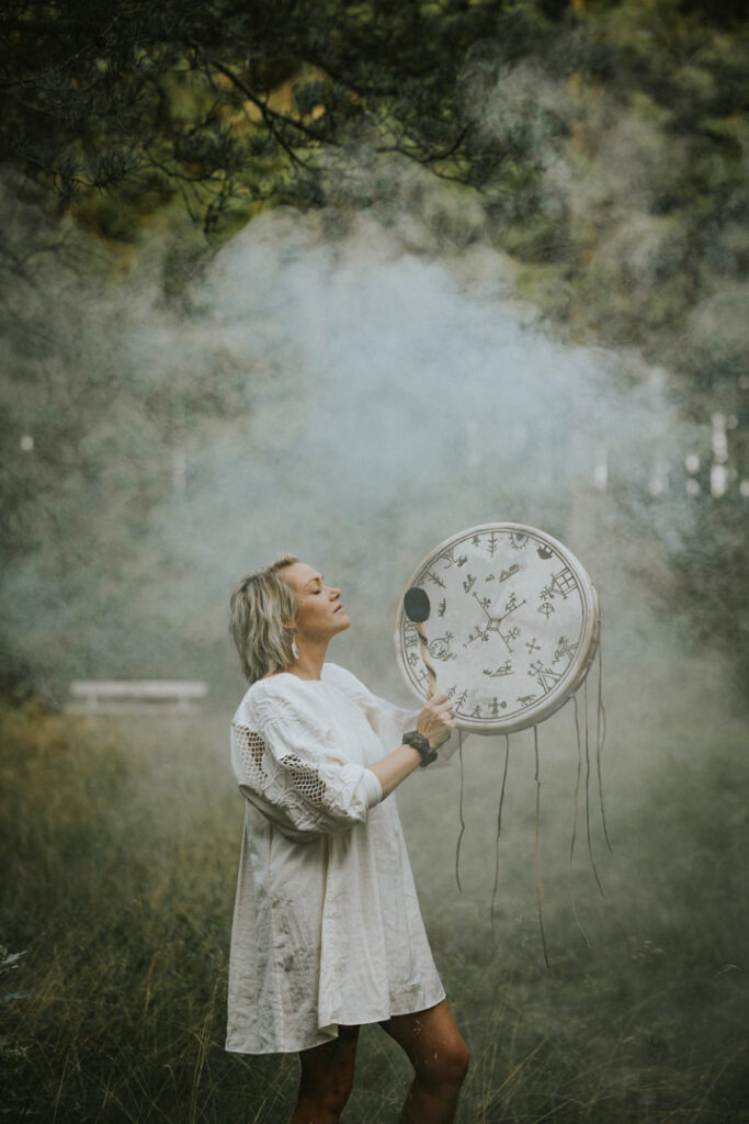 Stemningsfuld fotografering i naturen med brug af røg og lys, skabt af Zoey Elinor.