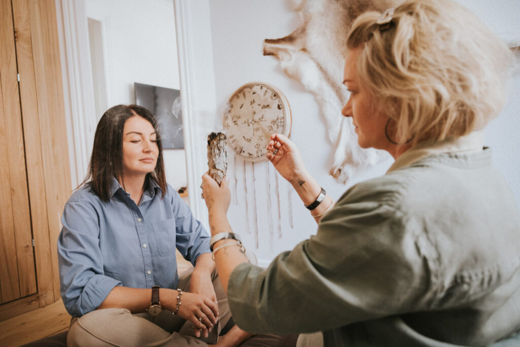 Fotografering af shamanistisk praksis. Billeder af røgelse smudging