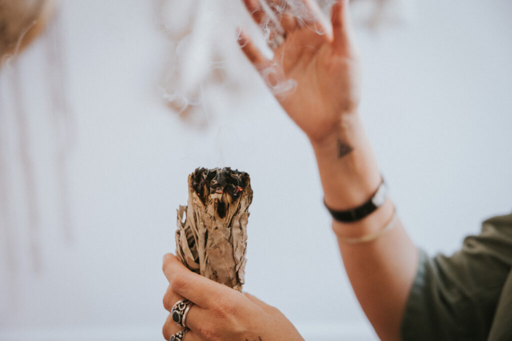 Fotografisk stemning fra en shamanistisk session med fokus på hænder, energi og nærvær.