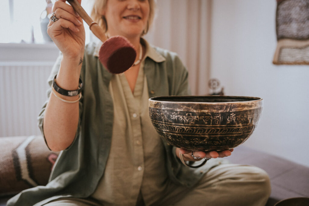 Syngeskål bliver sat i gang. Billeder af shamanistisk praksis