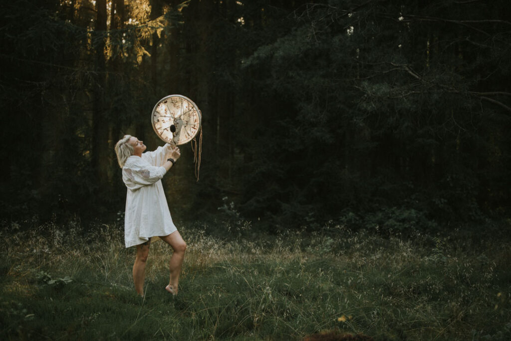 Brandingbilleder til shamaner fotograferet af Zoey Elinor med fokus på natur, røg og ro.