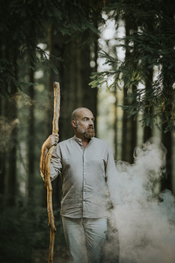 Shamanisk fotografering i naturen, hvor Zoey Elinor bruger røgbomber til at skabe mystik.