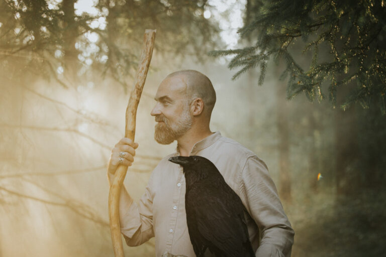 Zoey Elinor fotograferer shamaniske portrætter med røg og lys som virkemidler i naturen.