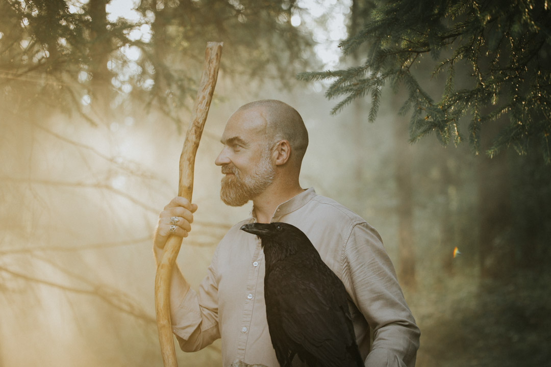 Zoey Elinor fotograferer shamaniske portrætter med røg og lys som virkemidler i naturen.