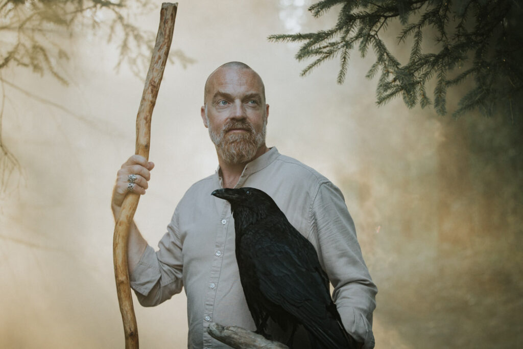 Professionelle billeder af shamanisk praksis, hvor røg og lys skaber dybde og energi.