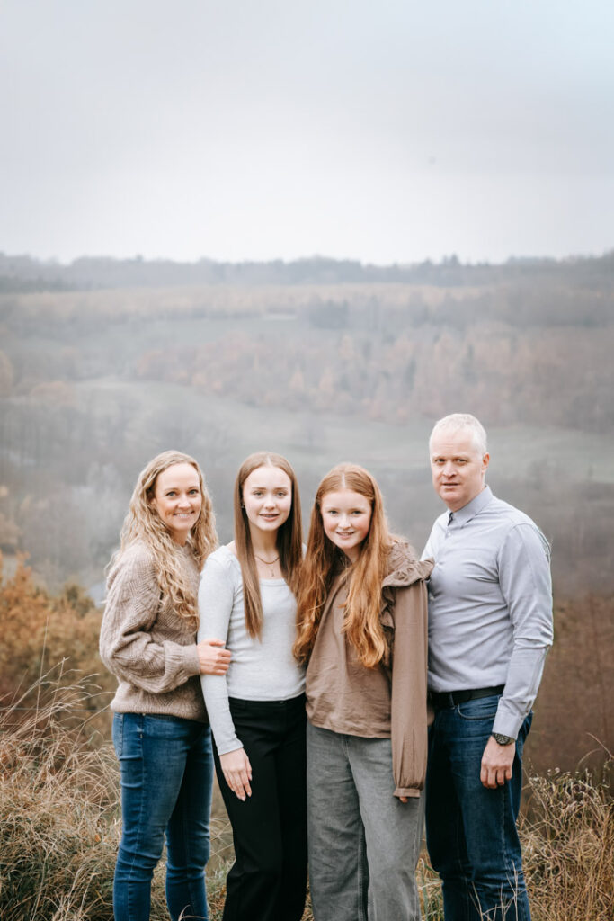 Familieportræt i naturen i Midtjylland