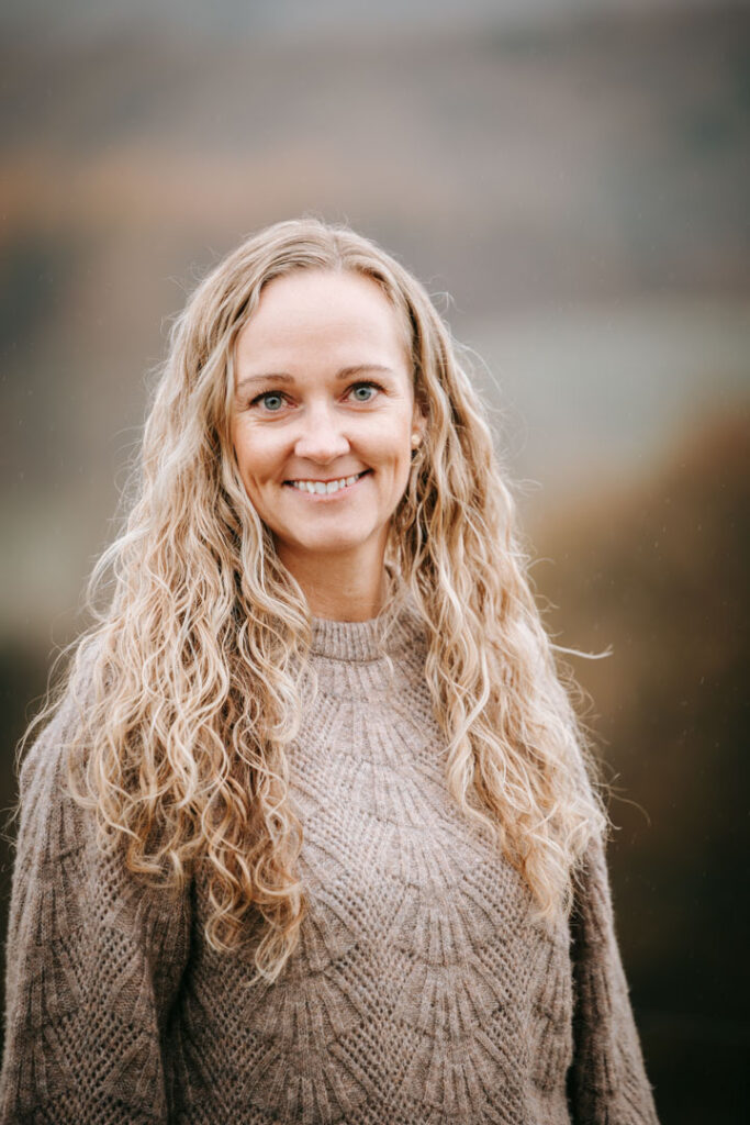 Portræt af kvinde i strik på bakket naturbaggrund i Midtjylland