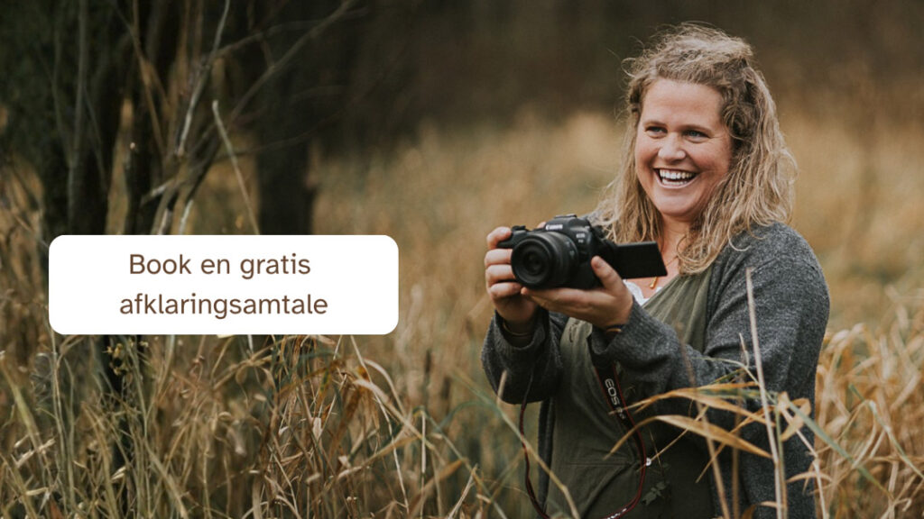 Fotograf Zoey Elinor holder kamera i hånden. Få 15 min gratis afklaringssamtale.