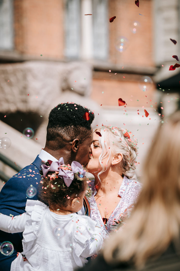 Brudepar som kysser hinanden uden for rådhus, billedet er taget af fotograf Zoey Elinor
