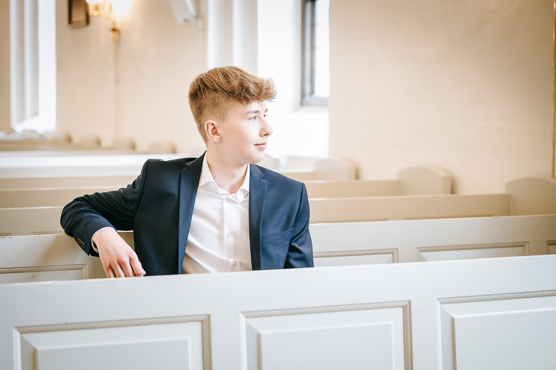 Konfirmationsportræt i kirke. 