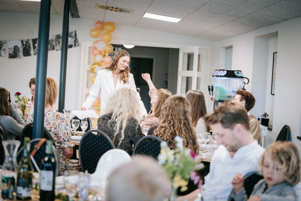 Overblik fra konfirmationsfest med taler og samvær, dokumenteret som en del af konfirmationsbillederne.