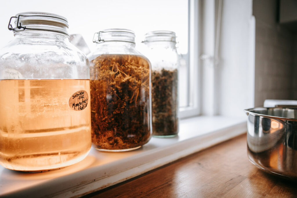 Stemningsbillede til hjemmeside af store glas med ingredienser i vindueskarm