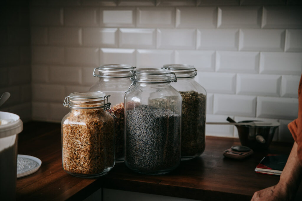 Stemningsbillede til hjemmeside af store glas med ingredienser på arbejdsbord