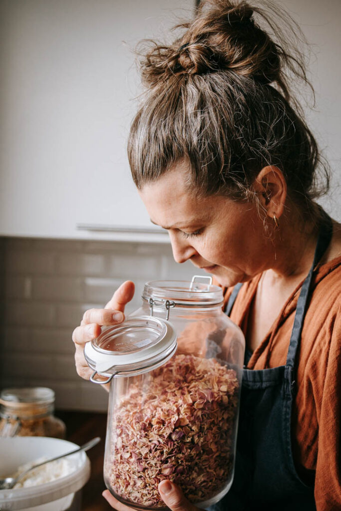 Produktionsbillede til hjemmeside kvinde dufter til tørrede rosenblade
