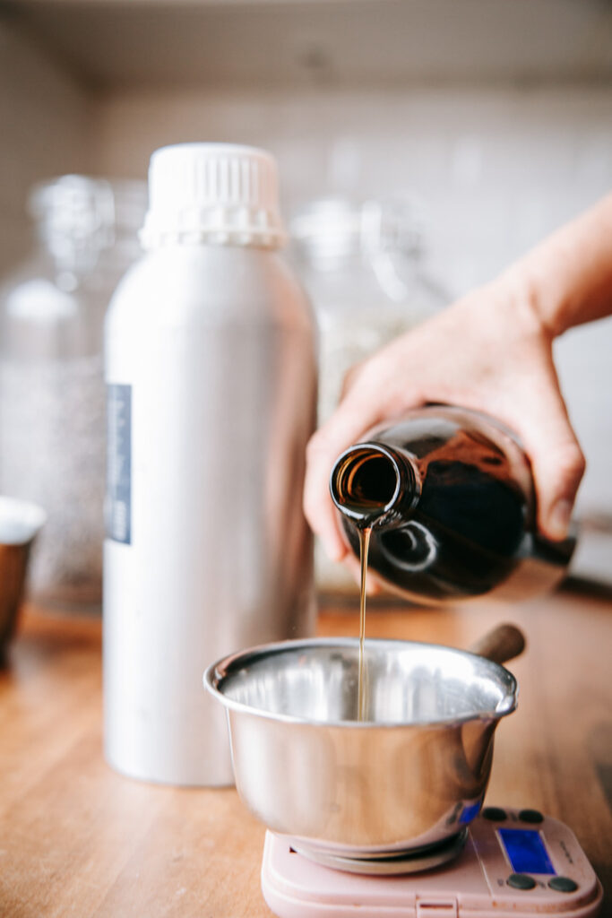 Detaljebillede til hjemmeside hvor væske hældes fra flaske
