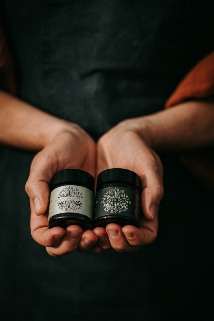 Minimalistisk produktbillede til hjemmeside med hænder og håndlavet hudpleje