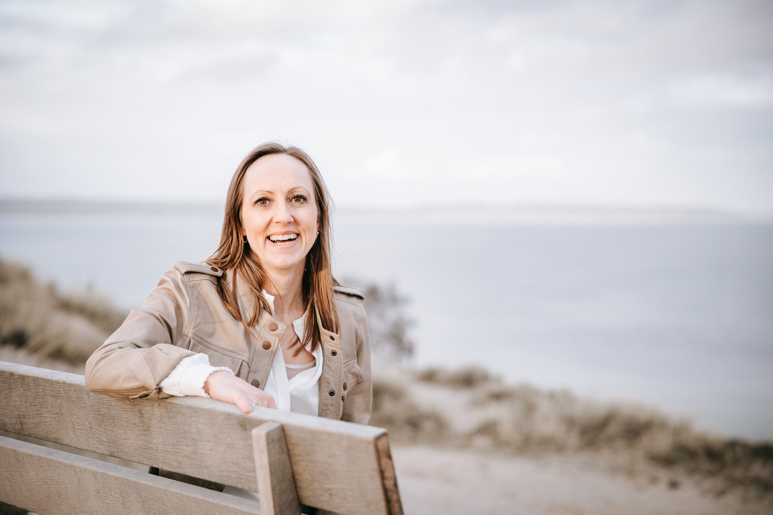 Angeliina smiler på sit virksomhedsportræt. Taget på Road trip for soloselvstændige med fotograf Zoey Elinor