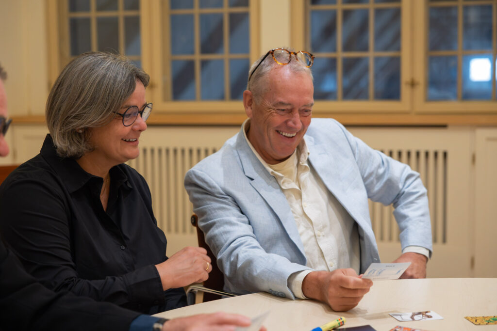 To kolleger i samtale under et møde som del af en brandingfotografering